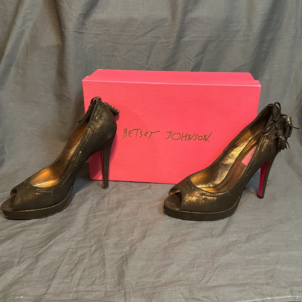 Vintage Betsey Johnson peep toe pumps